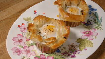 яйца, запеченные с шампиньонами и луком в тесте фило