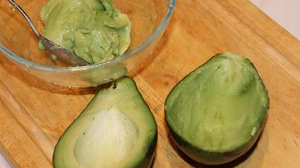 закуска из авокадо, груши и креветок