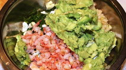 закуска из авокадо, груши и креветок