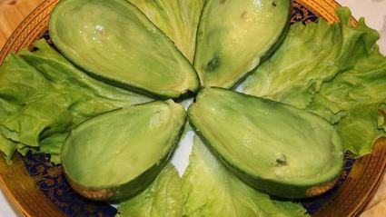 закуска из авокадо, груши и креветок