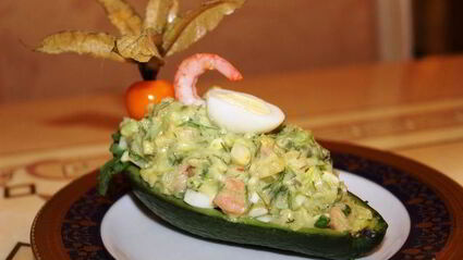 закуска из авокадо, груши и креветок