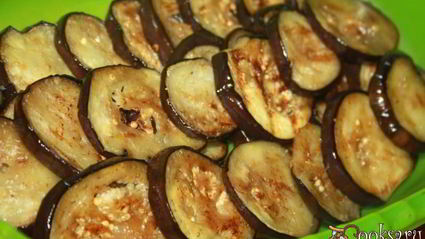 закуска из баклажан с сыром, морковью и миндальными лепестками