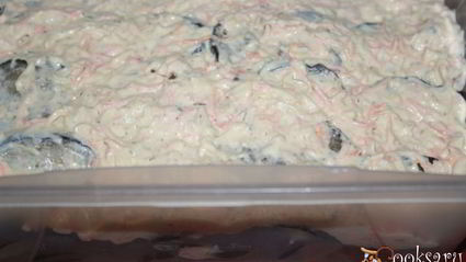 закуска из баклажан с сыром, морковью и миндальными лепестками