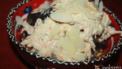 закуска из баклажан с сыром, морковью и миндальными лепестками