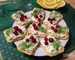 Закуска из крекеров с брынзой