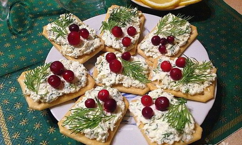 Рецепт закуски из крекеров с брынзой