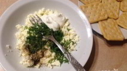 закуска из крекеров с брынзой