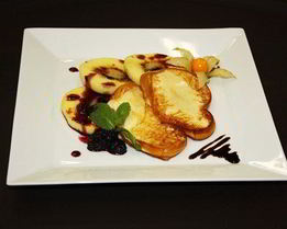 Жареная скаморца с яблоками и ежевичным конфитюром