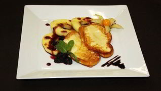 Жареная скаморца с яблоками и ежевичным конфитюром